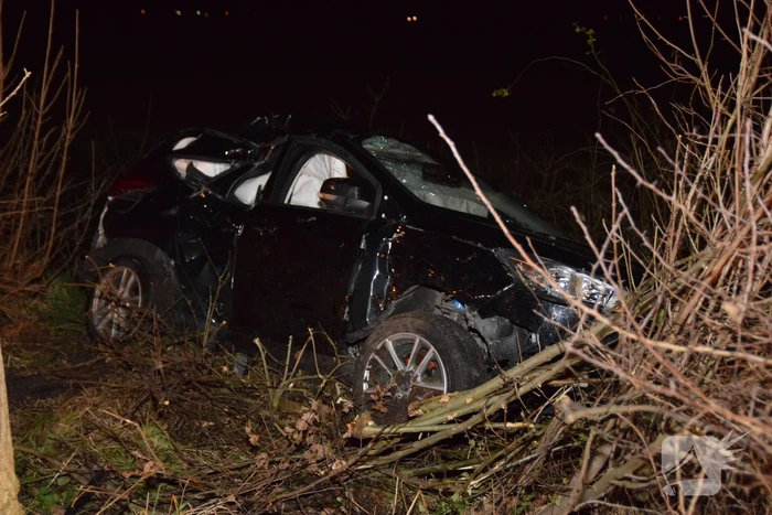 Auto in berm belandt