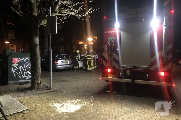 Brandweer doet onderzoek in auto