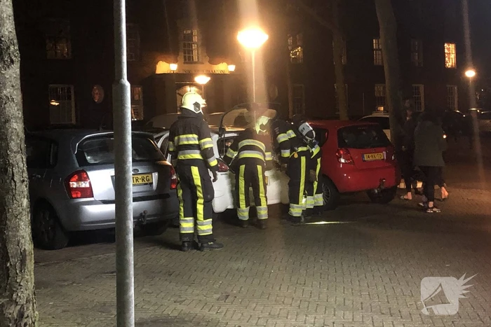 Brandweer doet onderzoek in auto