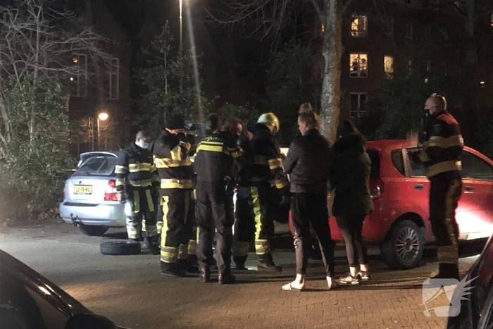 Brandweer doet onderzoek in auto