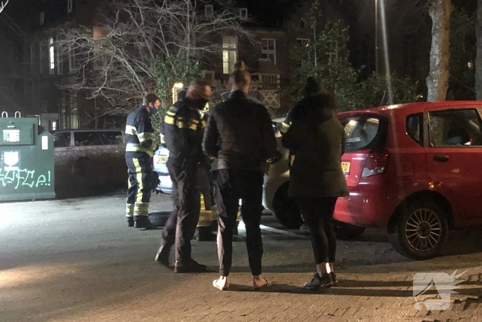 Brandweer doet onderzoek in auto