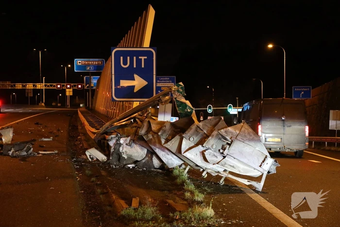 Enorme schade na crash met Tesla op RIMOB