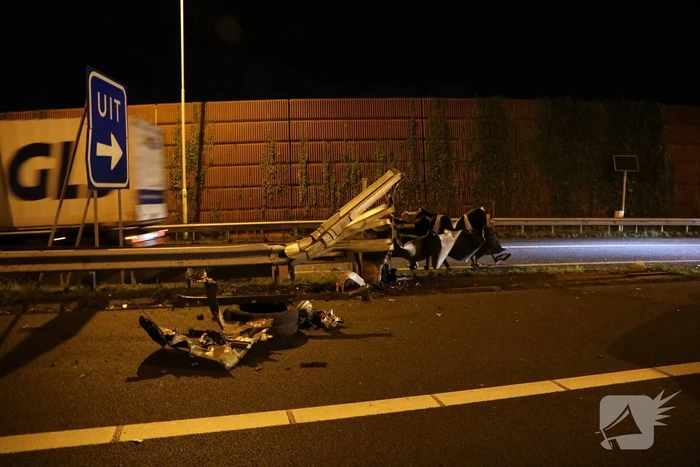 Enorme schade na crash met Tesla op RIMOB