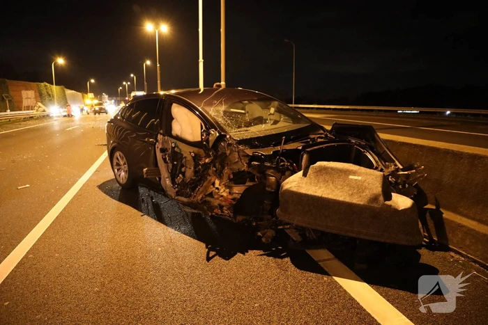 Enorme schade na crash met Tesla op RIMOB