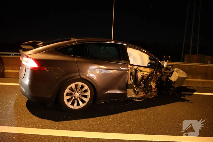 Enorme schade na crash met Tesla op RIMOB