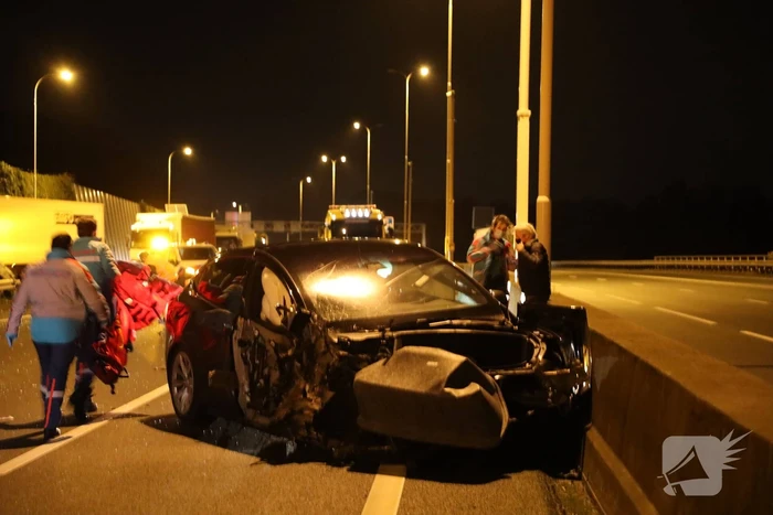 Enorme schade na crash met Tesla op RIMOB