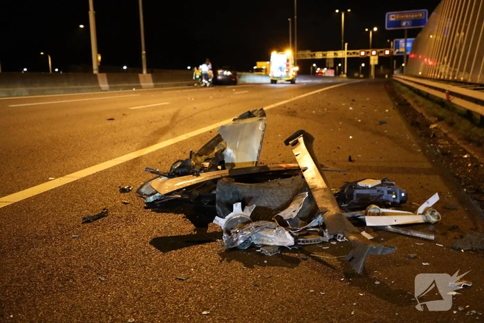 Enorme schade na crash met Tesla op RIMOB