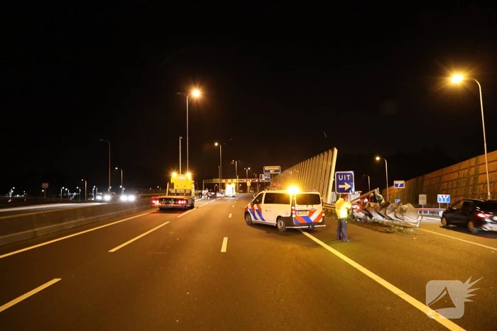 Enorme schade na crash met Tesla op RIMOB