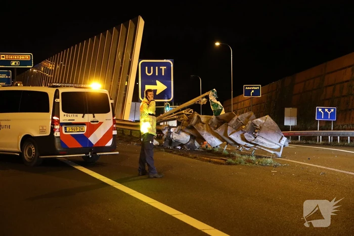 Enorme schade na crash met Tesla op RIMOB