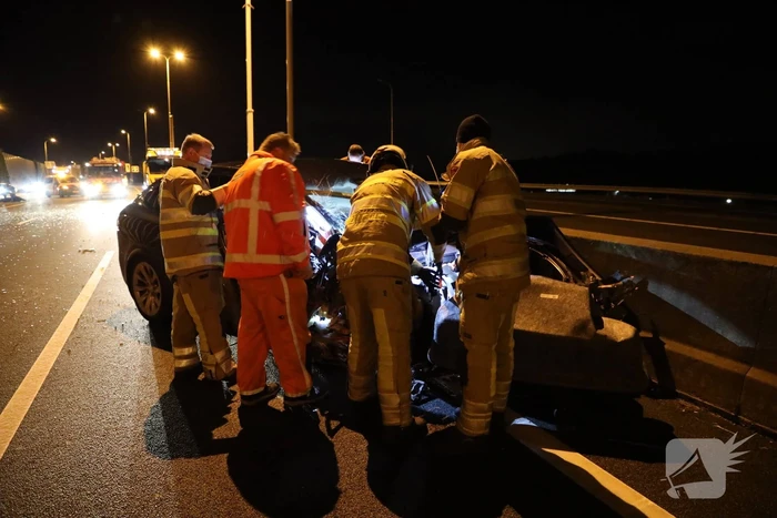 Enorme schade na crash met Tesla op RIMOB