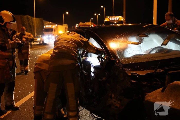 Enorme schade na crash met Tesla op RIMOB