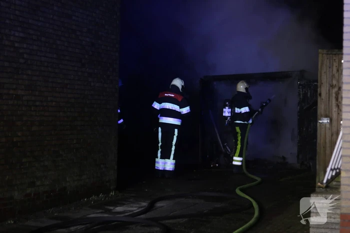 Schuur compleet verwoest door felle brand