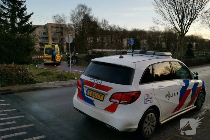Fietser gaat hard onderuit door gladheid