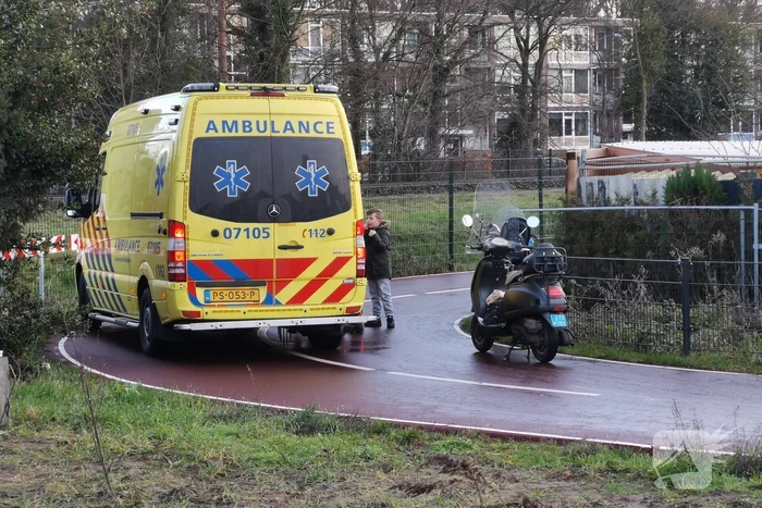Fietser gaat hard onderuit door gladheid