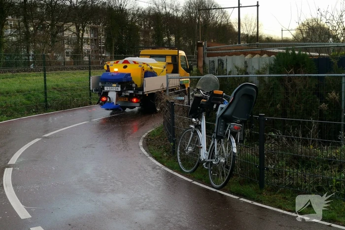 Fietser gaat hard onderuit door gladheid