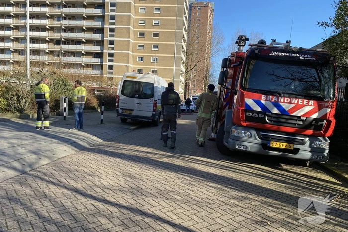 Brand bij werkzaamheden op dak van flat