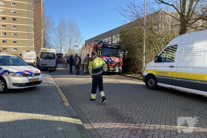 Brand bij werkzaamheden op dak van flat