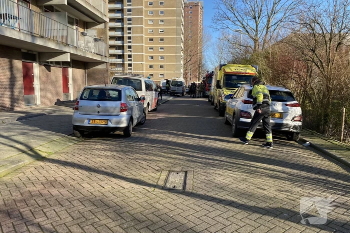 Brand bij werkzaamheden op dak van flat