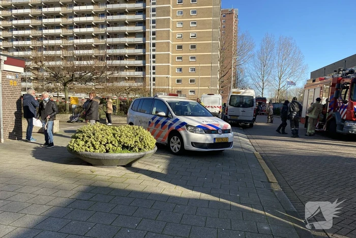 Brand bij werkzaamheden op dak van flat