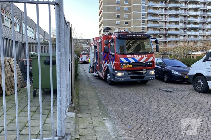 Brand bij werkzaamheden op dak van flat