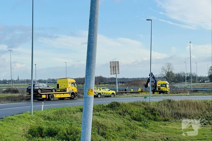 Tesla belandt in sloot bij inhaalactie met vrachtwagen