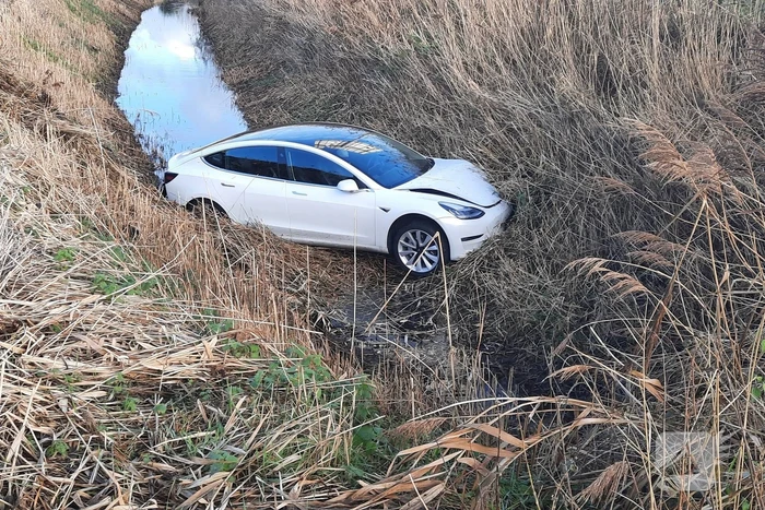 Tesla belandt in sloot bij inhaalactie met vrachtwagen