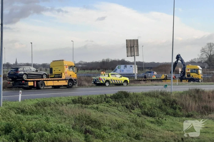 Tesla belandt in sloot bij inhaalactie met vrachtwagen