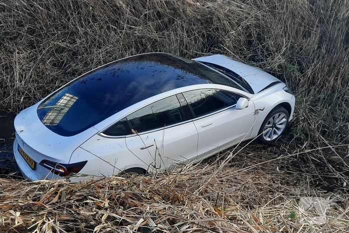 Tesla belandt in sloot bij inhaalactie met vrachtwagen