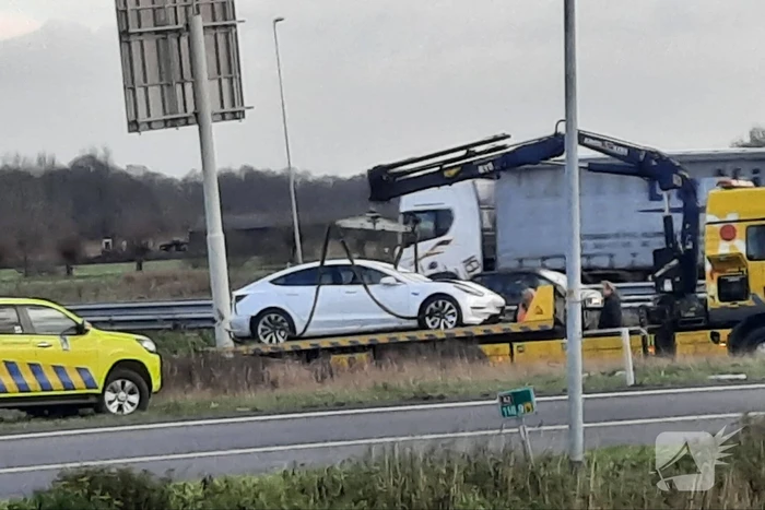 Tesla belandt in sloot bij inhaalactie met vrachtwagen