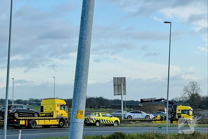 Tesla belandt in sloot bij inhaalactie met vrachtwagen