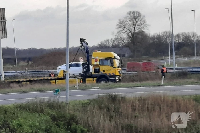 Tesla belandt in sloot bij inhaalactie met vrachtwagen