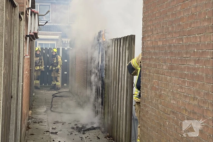Schutting flink beschadigd door brand