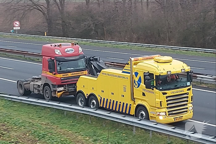 Vrachtwagen botst op invoegende auto