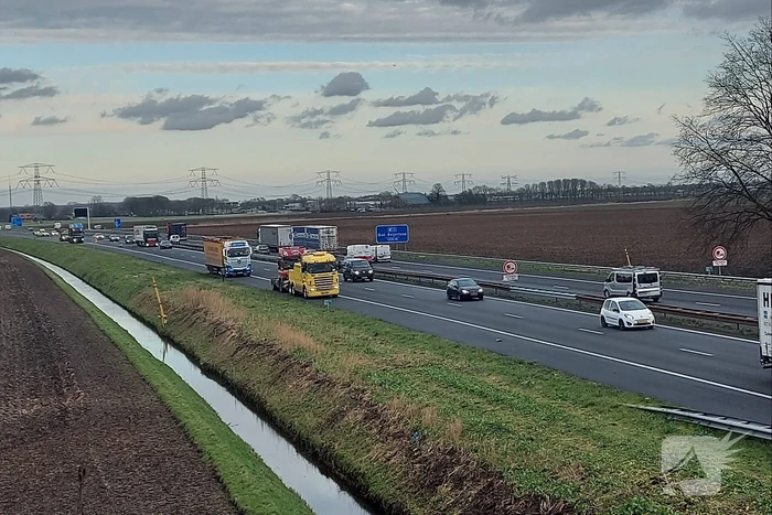 Vrachtwagen botst op invoegende auto