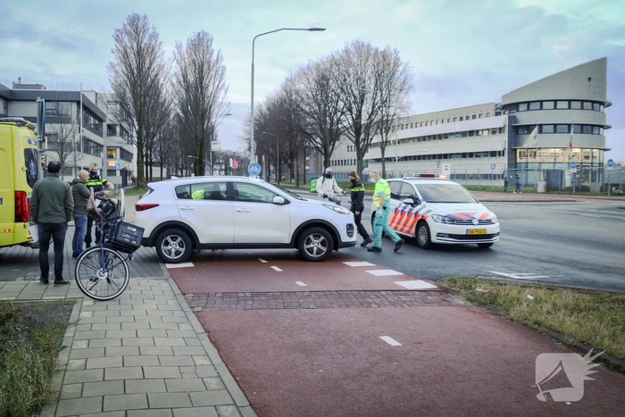 Overstekende automobilist ziet fietsster over het hoofd