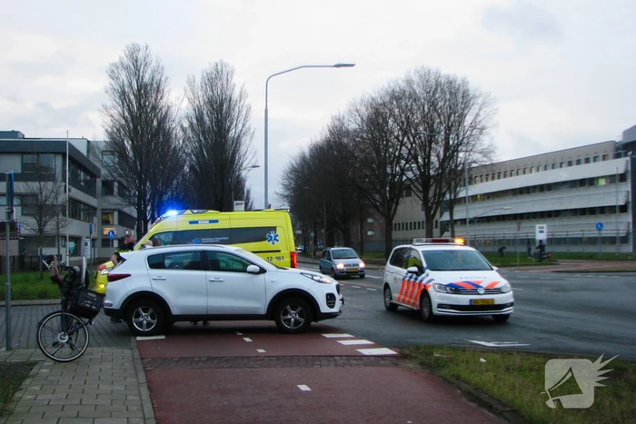 Overstekende automobilist ziet fietsster over het hoofd