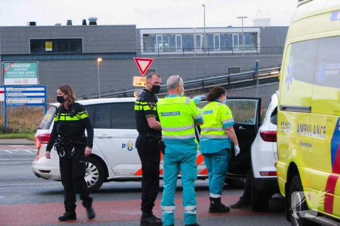 Overstekende automobilist ziet fietsster over het hoofd