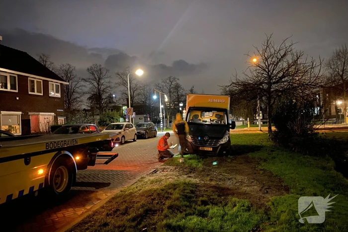 Jumbo-bezorgbus rijdt zich vast in berm