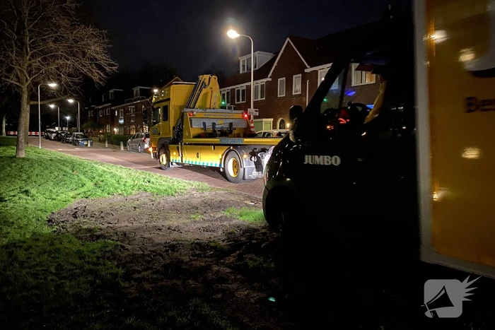 Jumbo-bezorgbus rijdt zich vast in berm