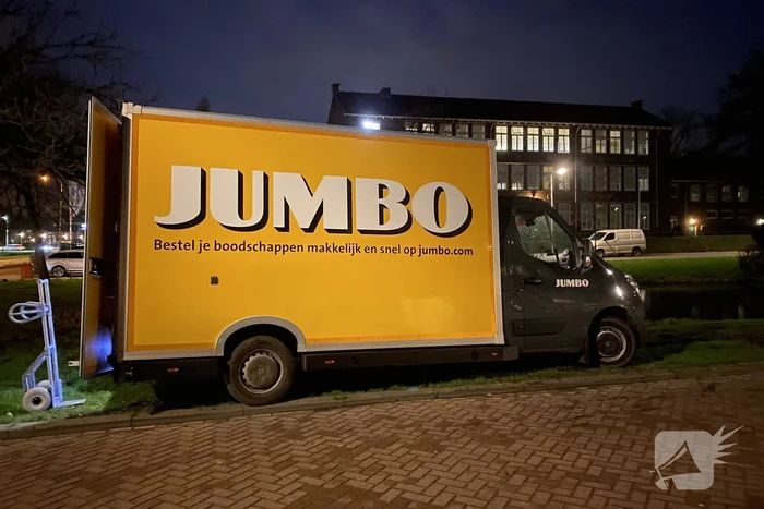 Jumbo-bezorgbus rijdt zich vast in berm