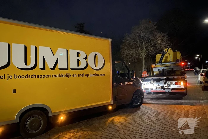 Jumbo-bezorgbus rijdt zich vast in berm