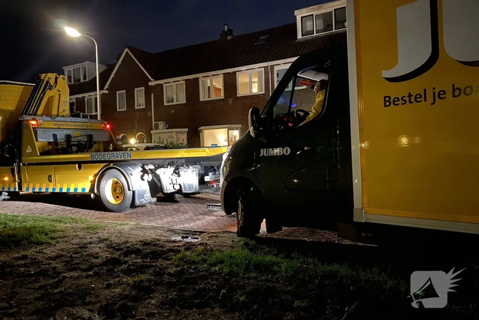 Jumbo-bezorgbus rijdt zich vast in berm