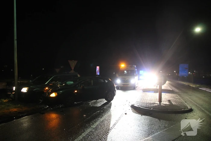 Twee auto's botsen en belanden tegen lantaarnpaal