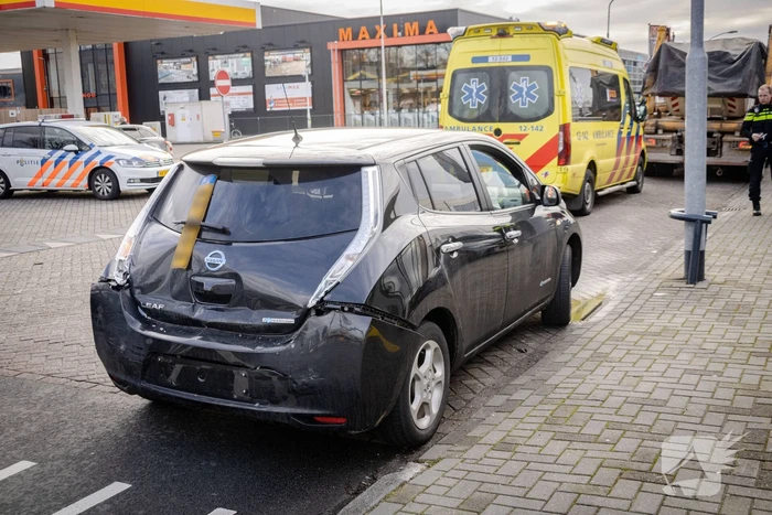 Vrachtwagen botst op personenauto