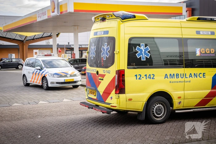 Vrachtwagen botst op personenauto