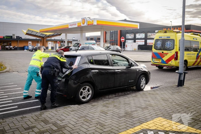 Vrachtwagen botst op personenauto