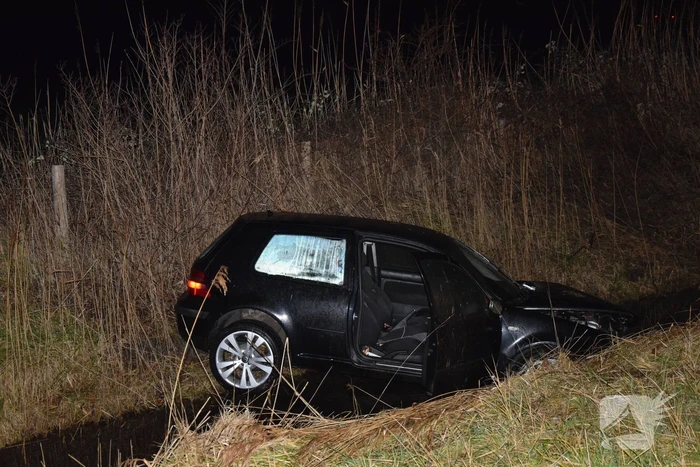 Personenauto belandt in sloot