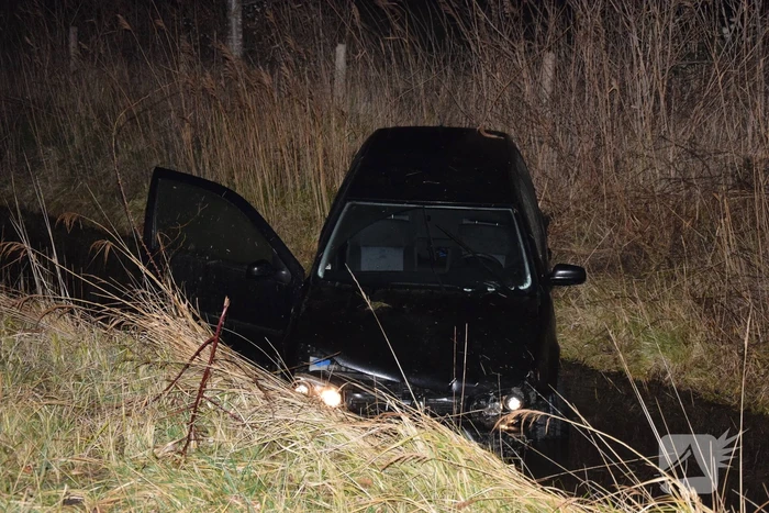 Personenauto belandt in sloot
