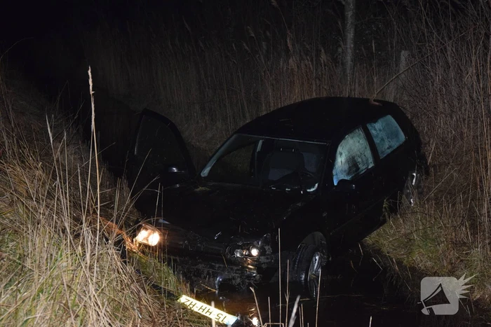 Personenauto belandt in sloot