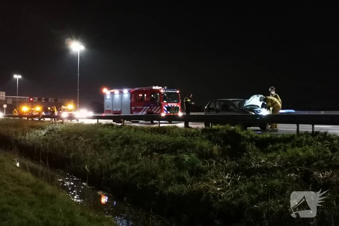 Rijbaan afgesloten door ongeval met personenauto